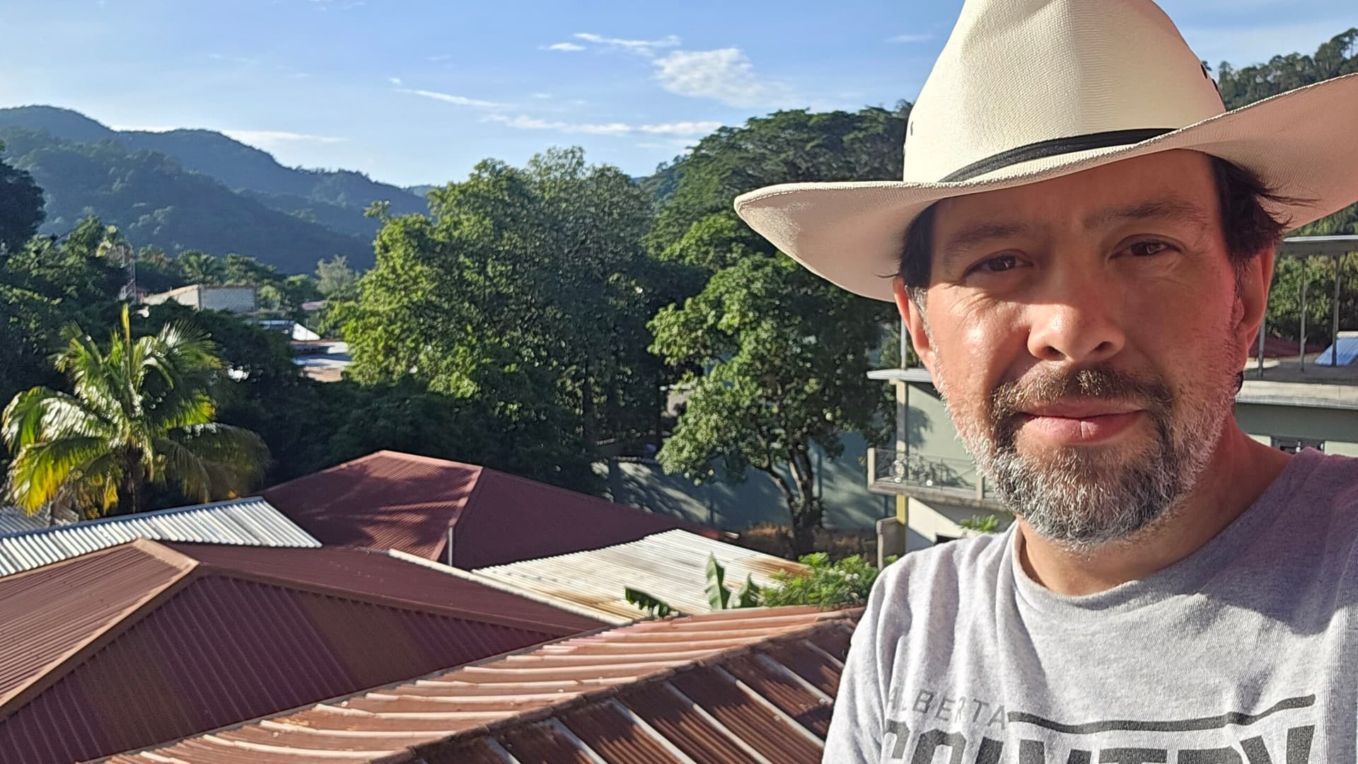 كسر فخ السلع.. حوار مع بيرك كامبل حول القهوة، السيادة، وبناء الأمة