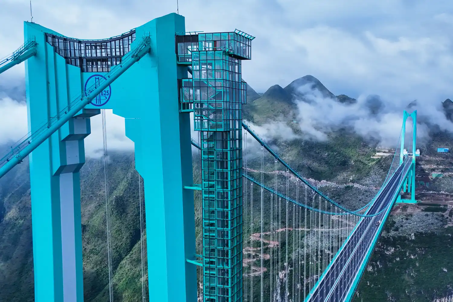 World’s Tallest Bridge Opens Glass Café 2,600 Feet Above the Ground